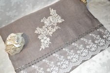 Chemin de table shabby en lin