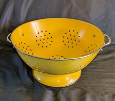 Large yellow enamelled sheet metal strainer, pedestal, vintage, diameter 28 cm