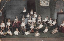 CPA FANTAISIE / REPRESENTANT DES BEBES / REUNION / ASSIS SUR LA CHAISE