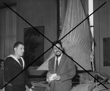 PHOTO DE ALAIN BOMBARD 1953