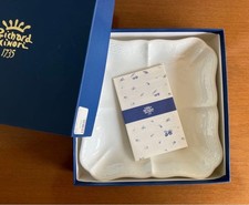 Assiette carrée blanche