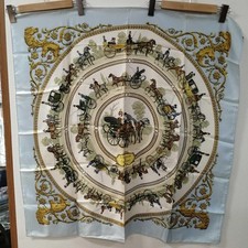 Modèle Carr HERMES modèle bleu clair motif calèche avec taches HERMES