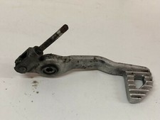 UNE PEDALE DE FREIN ARRIERE