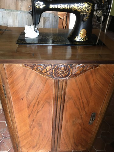 Meuble avec ancienne machine