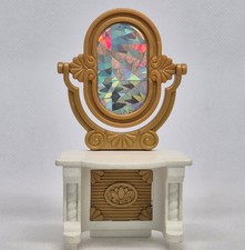 COIFFEUSE DOREE ET BLANCHE