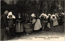 Old postcard in Brittany Wedding of Marbihan Le Marmites Folklore (1392681)