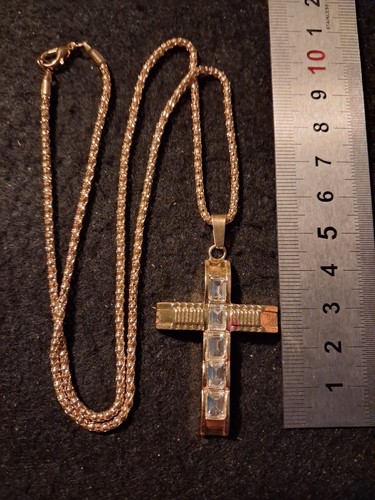 Collier pendentif croix