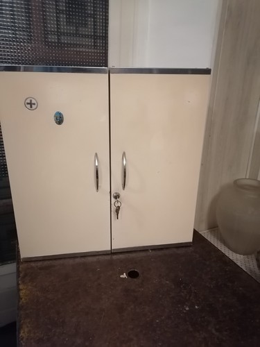 Armoire pharmacie métallique