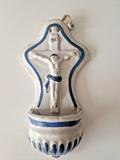 Bénitier avec Christ en croix