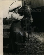 1923 Press Photo Miiss Laura Barlou & her horse at a show - neo01235