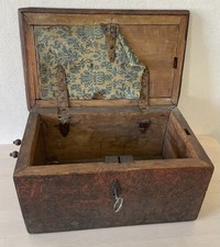 Coffre en bois massif De Changeur Laqué Rouge , France Circa 1600, Début XVIIe.