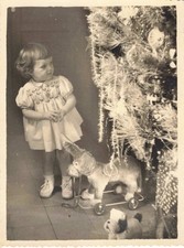 ANCIENNE PHOTOGRAPHIE NOEL 1953 FILLETTE AU PIED DU SAPIN AVEC SES JOUETS