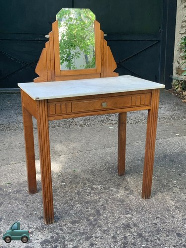 Ancienne petite coiffeuse avec
