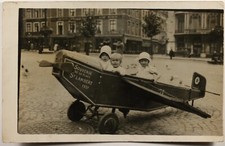 BELGIQUE Enfants La Pose avec un faux avion Jouet Artistique Photo Vintage c1930