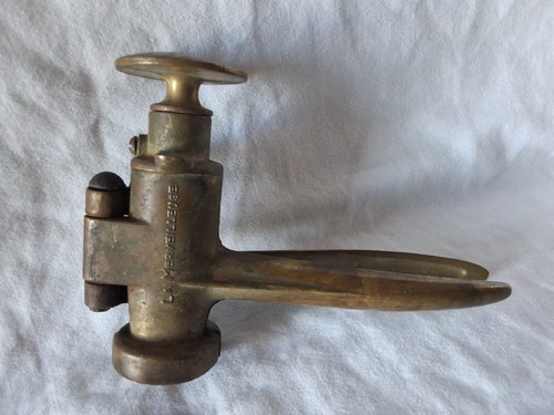 Ancienne bouchonneuse - ancienne, en