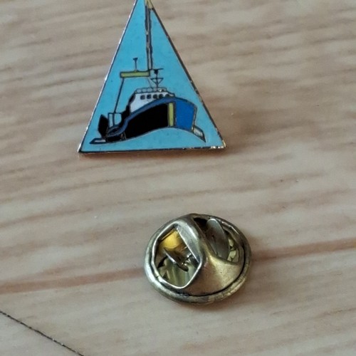 Pin bateau peche - pin's,