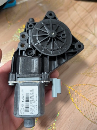 Moteur vitre arrière gauche - arrière,