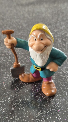 Figurine nain grincheux pelle - figurine,