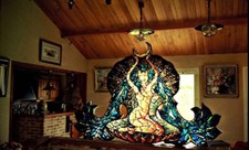 VITRAIL EN DALLE DE VERRE BEL ETAT 160x110cm SCULPTEUR M. DENIAU MAITRE VERRIER