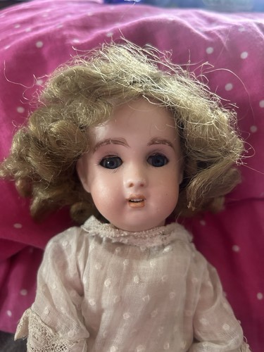 Jolie petite poupée ancienne - jolie,
