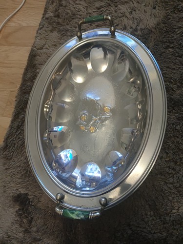 Plat ovale est de - plat, un