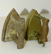 - 2 PETITS FERS à REPASSER