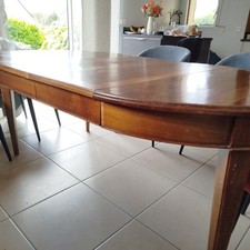 Belle table en bois massif avec 4 chaisse en bois marron extensible jusqu'à 6 pe