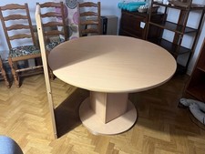 table ronde en bois salle a