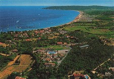 83 RAMATUELLE LA PLAGE DE TAHITI AU LOIN LE CAP CAMARAT