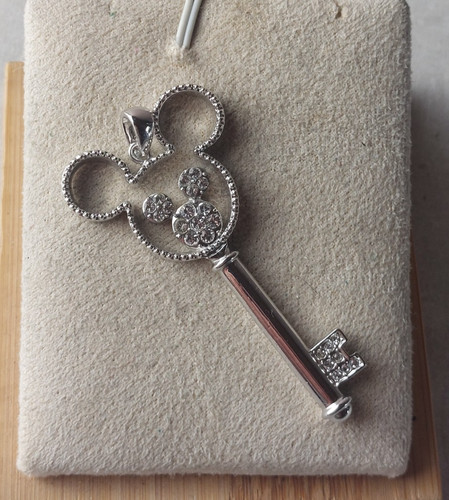 Beau pendentif forme clé