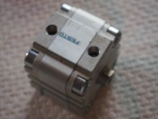 Vérin pneumatique FESRO ADVU