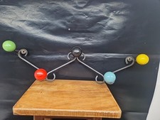 porte-manteau mural 5 boules vintage métal et boules colorées rétro 60 cm