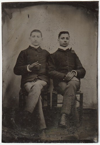 Deux jeunes hommes amputés - ,