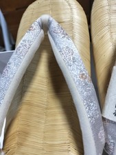 Sandales en feutre sur tatamis