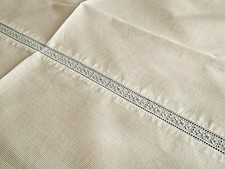 Rideau en piqué de coton blanc avec bandes de broderies bleues