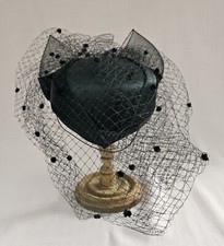 CHAPEAU DE CÉRÉMONIE NEUF (1986) AVEC VOILETTE NŒUD TISSU SATINÉ NOIR  T  UNIQUE