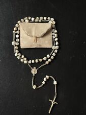 Ancien chapelet perles en nacre & médaille de la Vierge dans sa pochette brodée