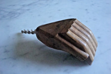 ANCIEN TIRE BOUCHON DECAPSULEUR EN BOIS SCULPTE EN FORME DE MAIN