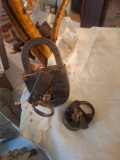 2 anciens cadenas en