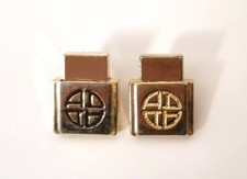 Lot 2 pin's parfum signés Auriège, 2 sérigraphies différentes