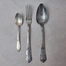 Lot de 3 Couverts Anciens – Cuillère Fourchette Métal Argenté Style Louis XV