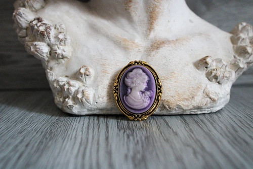 Broche camée vintage violet