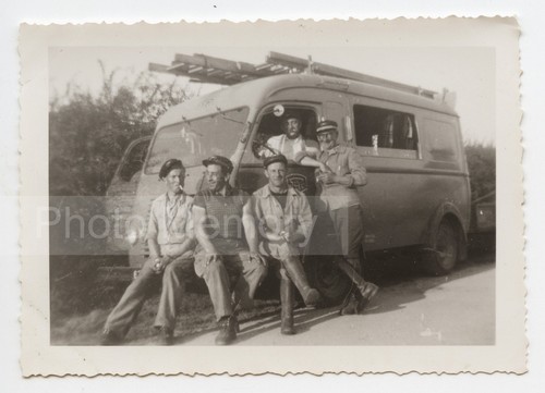 Les gars des ptt devant - des, leur