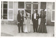 OLD PHOTOGRAPH GROUP OF INDIVIDUALS ELEGANT COSTUMES EVENING DRESSES