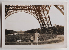 Au pieds Tour Effeil Paris, girl and woman - old photo snapshot c. 1940