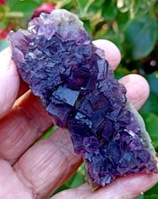 Fluorite violette, cristaux étagés Fluorescents. 101g. 84x37mm. Anhui, Chine