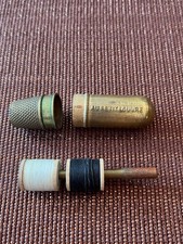 Ancien étui à couture, cousette de poche en métal 2 fils et un dé