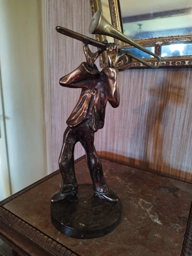 Statuette signée yves lohe - signée, en