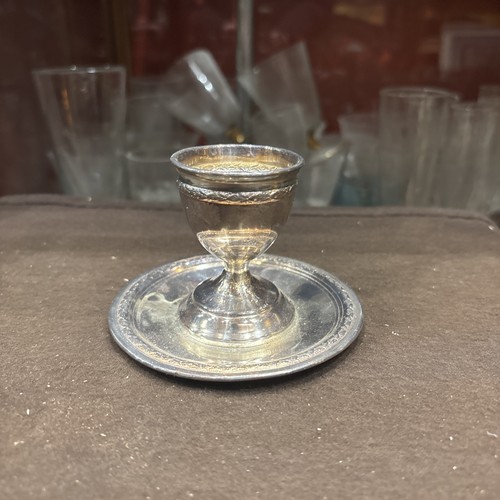 Ancien coquetier sur - , coupelle