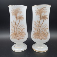 BACCARAT PAIRE DE VASES OPALINE DÉCOR DE PALMIERS REHAUSSÉ D'OR Ep. Napoléon III